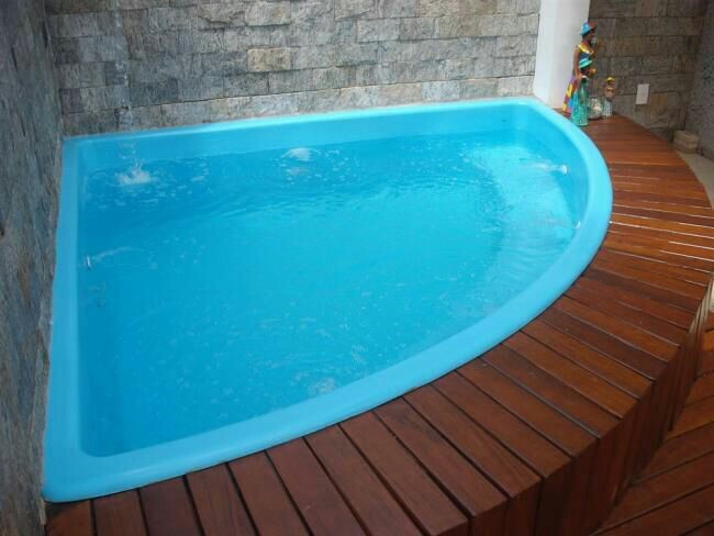 34 – Área de lazer com piscina de canto em fibra de vidro, deck