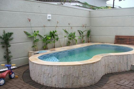 piscina com acabamento lateral e pisco em pedra São Tomé