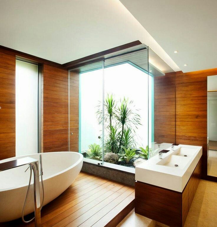28. Este charmoso banheiro rústico clean possui banheira de imersão minimalista moderna e pia dupla. 