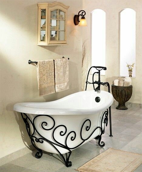 34. Banheiro em estilo retrô com banheira de imersão Vitoriana, pés trabalhados em ferro fundido.
