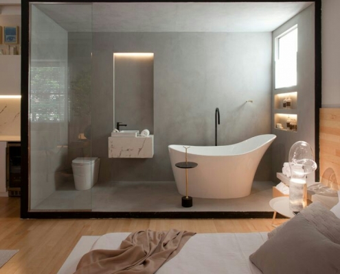 Banheiro integrado ao quarto com banheira minimalista moderna
