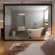 Banheiro integrado ao quarto com banheira minimalista moderna