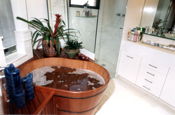 42. Banheiro tradicional com banheira ofurô de imersão .