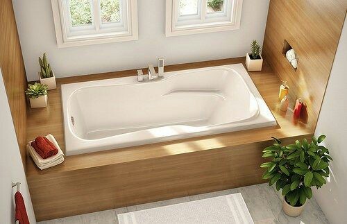 60. Banheiro em estilo clássico com banheira tradicional com design moderno. Detalhe para o deck em madeira.