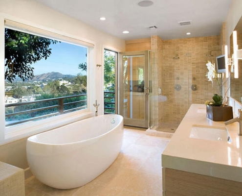 Banheiro com pia dupla de quartzo, banheira de imersão minimalista e ducha dupla separada.