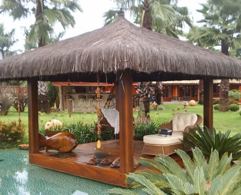 quiosque piscina, feito em madeira e piaçava conta com decoração tropical em cada detalhe. Destaque para o peixe e as tartarugas de madeira.