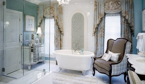01 - As banheiras vitorianas se encaixam perfeitamente no estilo clássico. Como neste projeto que conta também com poltronas Luis XV.